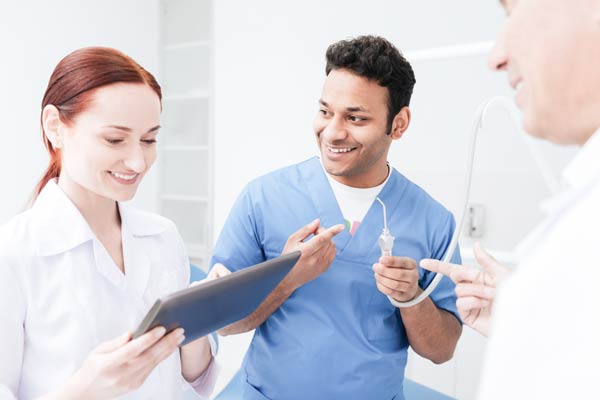 Dentists searching learning support from screen