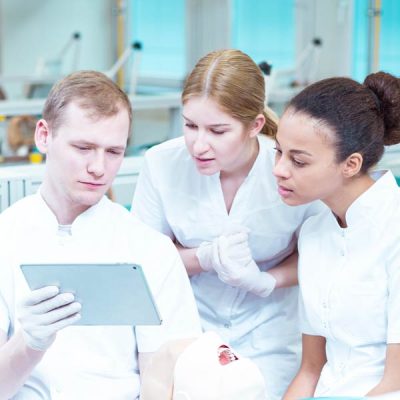 Professor-teaching-dental-students-on-the-pad-screen